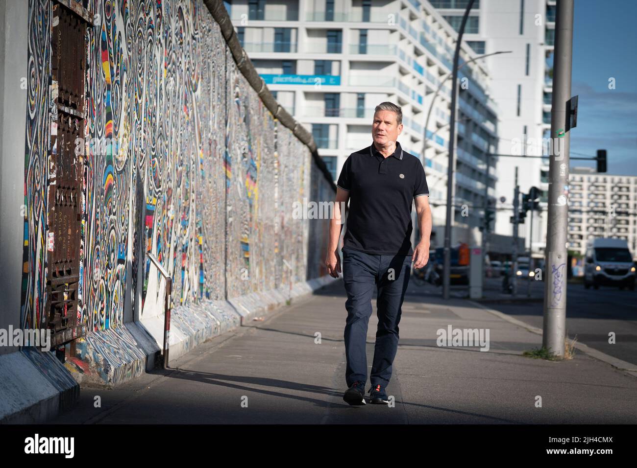 Am zweiten Tag seines zweitägigen Besuches in der deutschen Hauptstadt geht Arbeitsleiter Sir Keir Starmer an einem Abschnitt der Berliner Mauer, der East Side Gallery, vorbei. Später wird er sich mit dem Bundeskanzler Olaf Scholz im Bundeskanzleramt treffen. Bilddatum: Freitag, 15. Juli 2022. Stockfoto