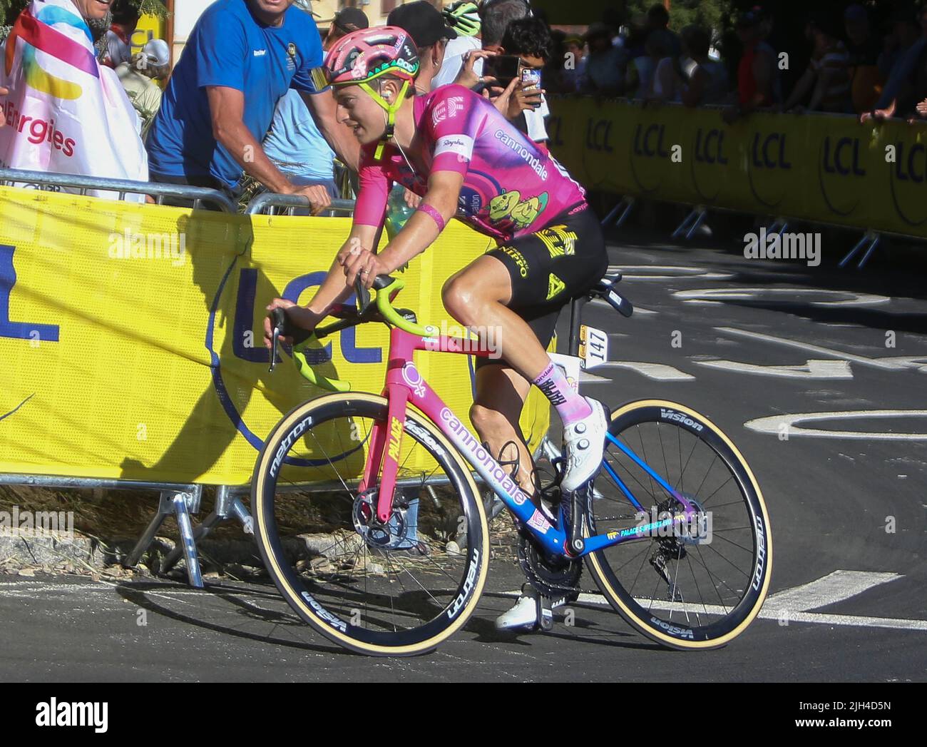 Neilson Powless von EF Education-EasyPost während der Tour de France 2022, Radrennetappe 12, Briancon - Alpe d'Huez (165,5 km) am 14. Juli 2022 in Huez, Frankreich - Foto: Laurent Lairys/DPPI/LiveMedia Stockfoto