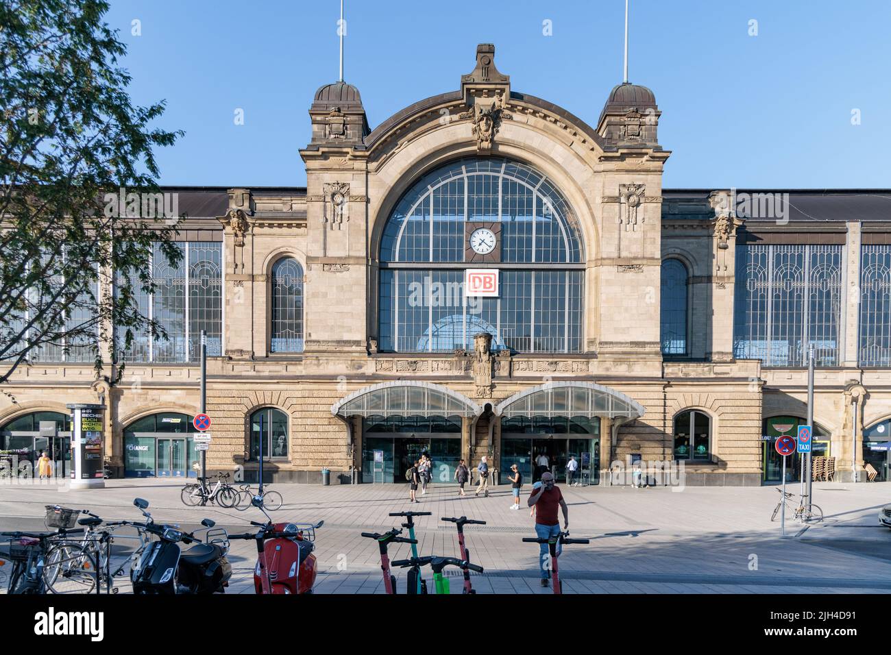 Hamburg, Deutschland. 23.. Juni 2022. Blick vom Dag-Hammarskjöld-Platz auf den Dammtor Bahnhof, einen von fünf Fernbahnhöfen in Hamburg. Quelle: Markus Scholz/dpa/Alamy Live News Stockfoto