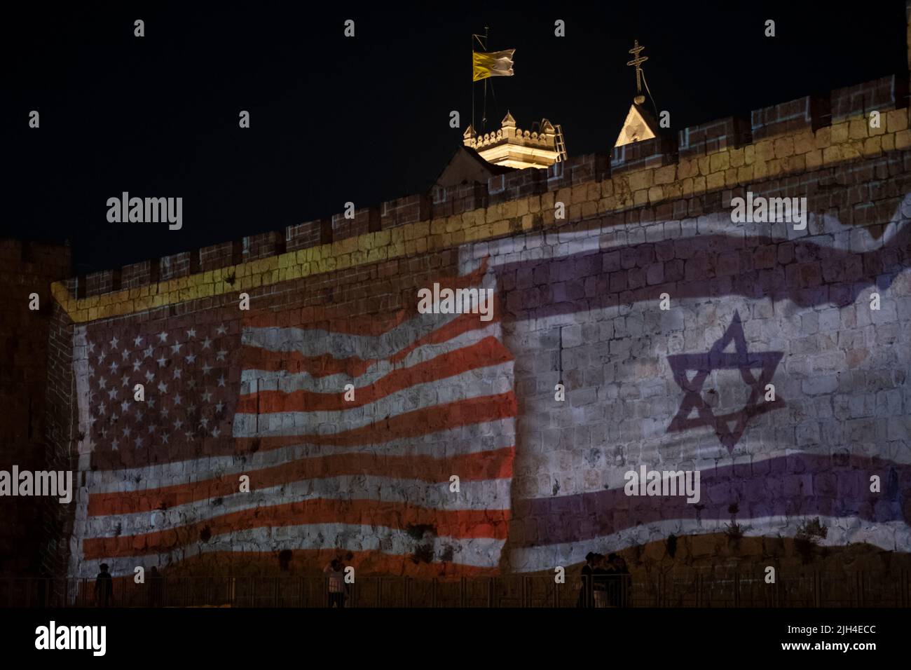 Jerusalem, Israel. 14. Juli 2022. Die israelische und amerikanische Flagge wird während des Besuchs des US-Präsidenten Joe Biden am 14. Juli 2022 in Jerusalem, Israel, gegen die Mauern der alten Stadt in der Nähe des Jaffa-Tores projiziert. US-Präsident Joe Biden begann seine erste Tournee durch den Nahen Osten seit seinem Eintritt in das Weiße Haus im vergangenen Jahr. Kredit: Eddie Gerald/Alamy Live Nachrichten Stockfoto