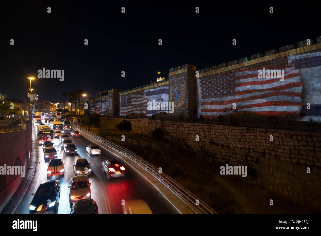 Jerusalem, Israel. 14. Juli 2022. Die israelische und amerikanische Flagge wird während des Besuchs des US-Präsidenten Joe Biden am 14. Juli 2022 in Jerusalem, Israel, gegen die Mauern der alten Stadt in der Nähe des Jaffa-Tores projiziert. US-Präsident Joe Biden begann seine erste Tournee durch den Nahen Osten seit seinem Eintritt in das Weiße Haus im vergangenen Jahr. Kredit: Eddie Gerald/Alamy Live Nachrichten Stockfoto