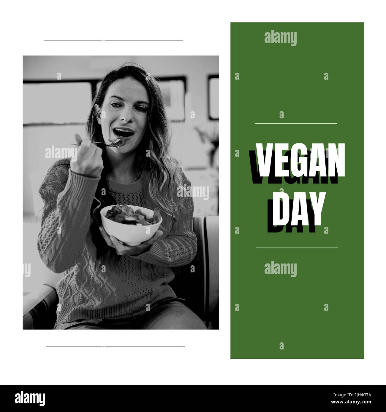 Zusammengesetzt aus kaukasischer Frau mittleren Erwachsenen, die zu Hause Salat isst, und veganem Text für den Tag, Text zum Kopieren Stockfoto