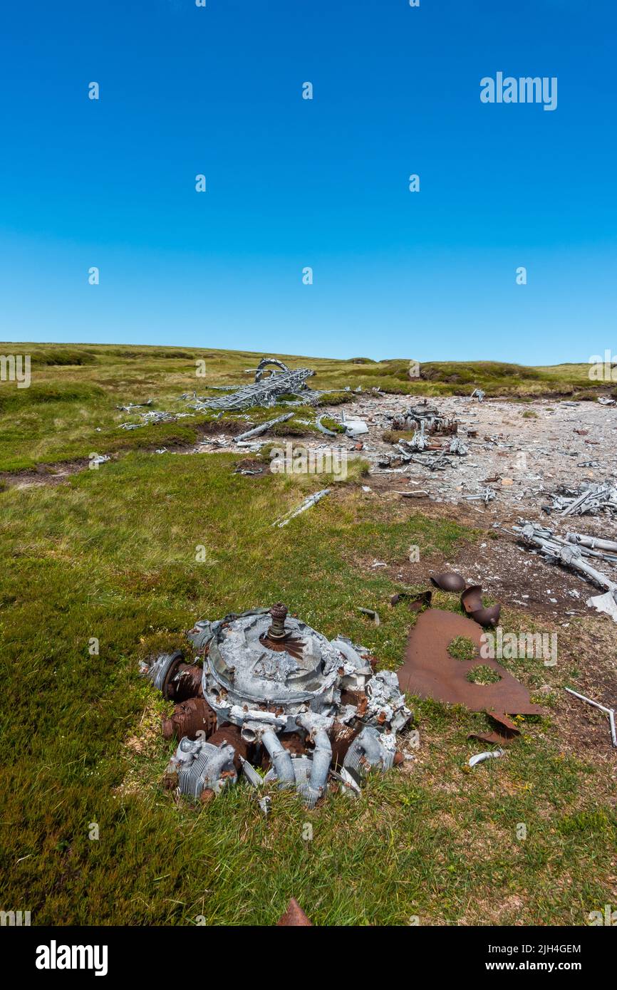 Motor eines Wracks eines Vickers Wellington Bombers, der 1942 auf dem Hügel in der Nähe von Ben Tiran in Glen Clova, Angus, Schottland, Stockfoto