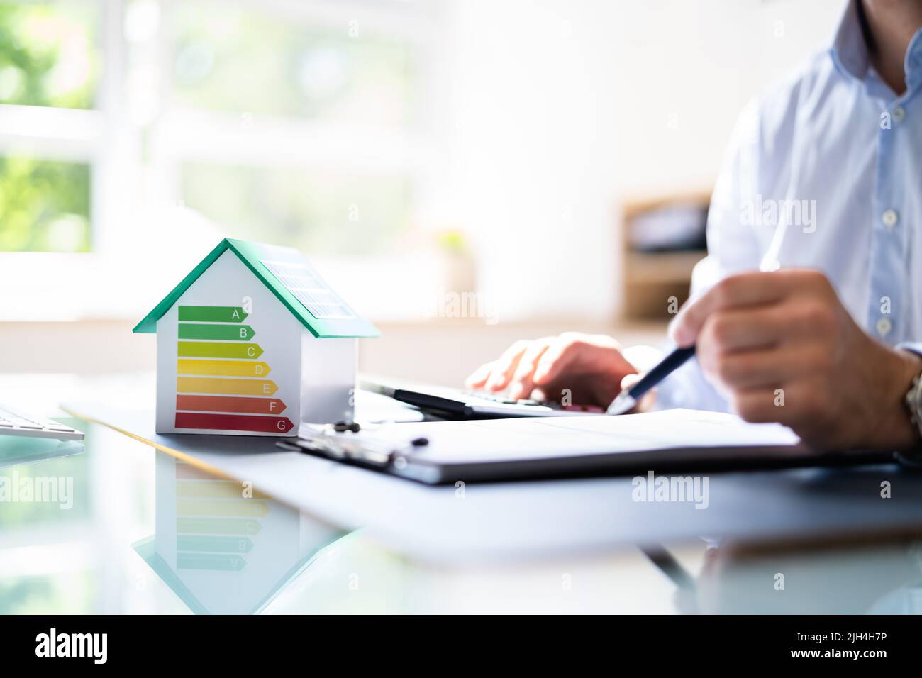 Hausenergieaudit. Effizienter Verbrauch Rechnung Und Wirtschaft Stockfoto