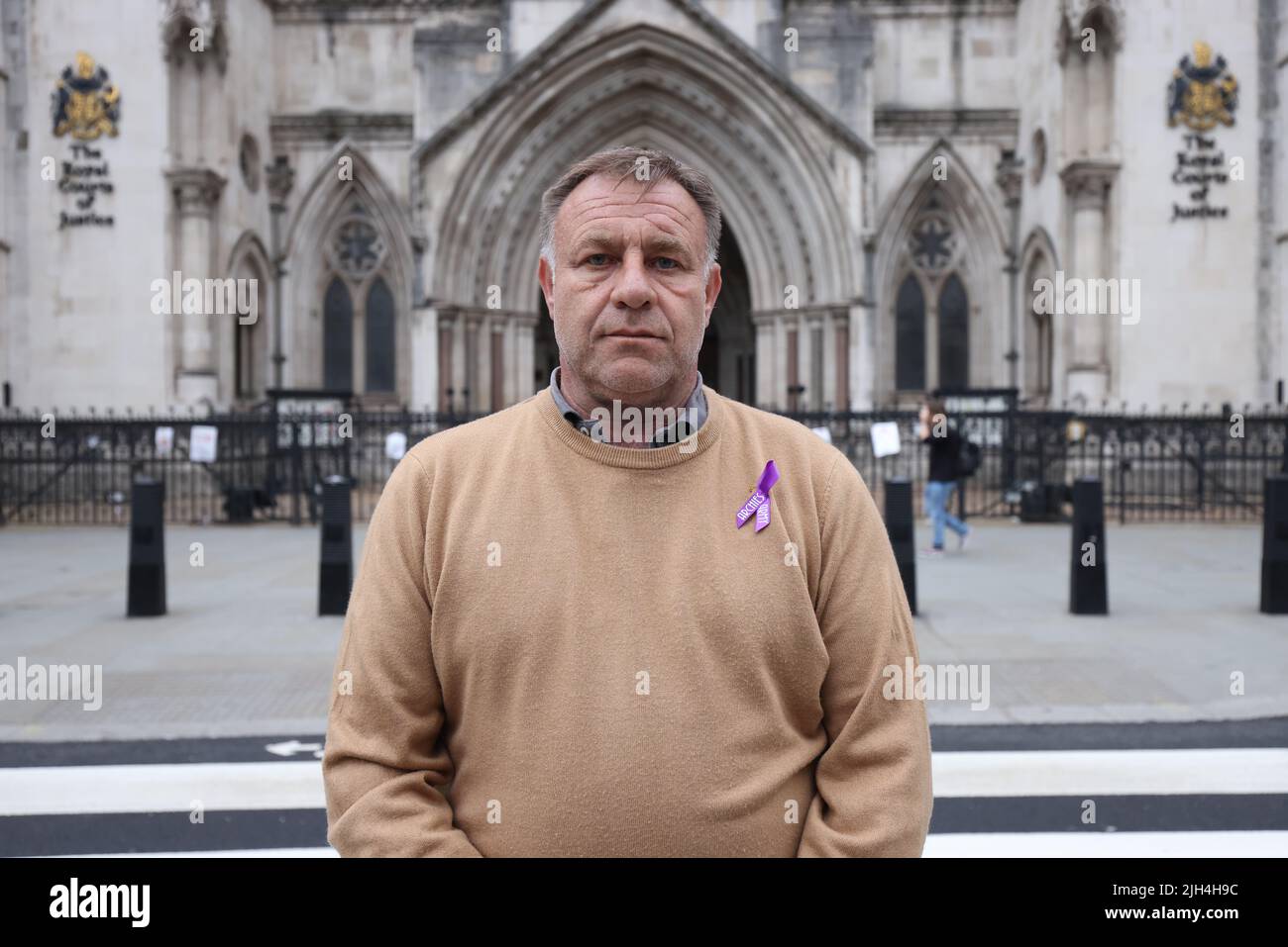Aktenfoto vom 12/5/2022 des Vaters von Archie Battersbee, Paul Battersbee, vor dem High Court im Zentrum von London. Die Eltern des 12-jährigen Jungen, der vor drei Monaten eine „devastierende“ Hirnverletzung erlitten hatte, warten darauf, dass ein Richter vor dem Obersten Gerichtshof in der letzten Runde eines lebensunterstützenden Behandlungskampfes entscheidet. Ärzte, die Archie behandeln, sagen, dass die fortgesetzte Behandlung nicht in seinem besten Interesse ist und enden sollte. Ausgabedatum: Freitag, 15. Juli 2022. Stockfoto