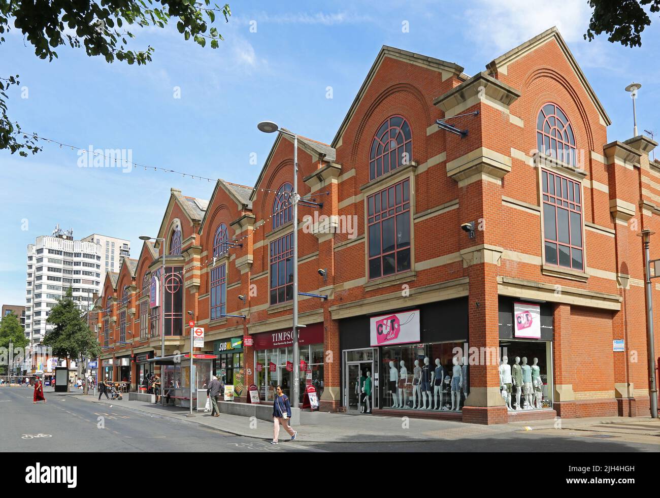 Barking Town Centre, London, Großbritannien. Ripple Road, zeigt das Einkaufszentrum Vicarage Field (rechts). Belebte High Street-Umgebung. Sommertag. Stockfoto