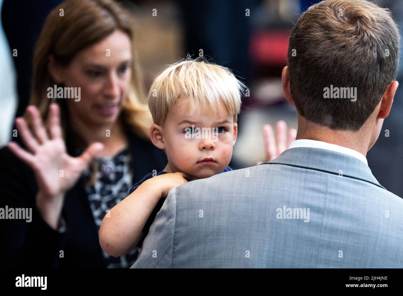 Washington, USA. 14.. Juli 2022. USA - JULI 14: Der Republikaner Conor Lamb, D-Pa., hält seinen Sohn Matthew im Gespräch mit dem Republikaner Mikie Sherrill, D-N.J., vor den sterblichen Überresten von Hershel Woodrow „Woody“ Williams, dem letzten Empfänger der Ehrenmedaille des Zweiten Weltkriegs, der in der Rotunde des US-Kapitols verfällt, Am Donnerstag, den 14. Juli 2022, in Washington, DC, zu Ehren liegen. Williams, der im Alter von 98 Jahren verstarb, erhielt den Preis für die Aktion in der Schlacht von Iwo Jima. (Foto von Tom Williams/Pool/Sipa USA) Quelle: SIPA USA/Alamy Live News Stockfoto