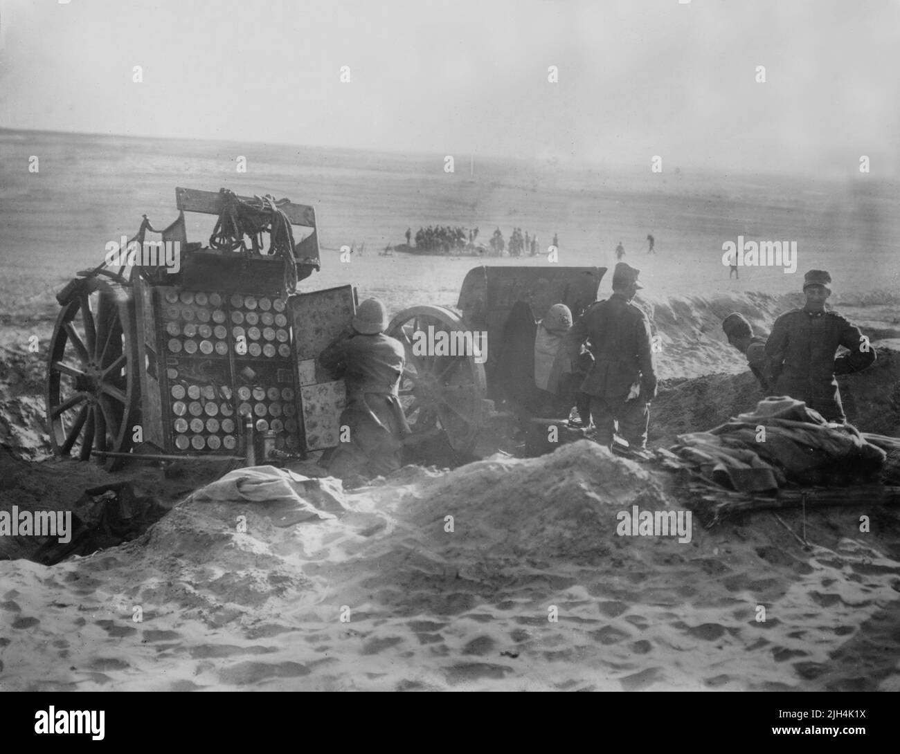 Ein Foto von etwa 1911 Soldaten der Königlich Italienischen Armee, die in Libyen Artilleriebüche besetzt hatten, nachdem Italien dem türkischen Osmanischen Reich während des italienischen Türkenkrieges von 1911 bis 1912 den Krieg erklärt hatte. Stockfoto