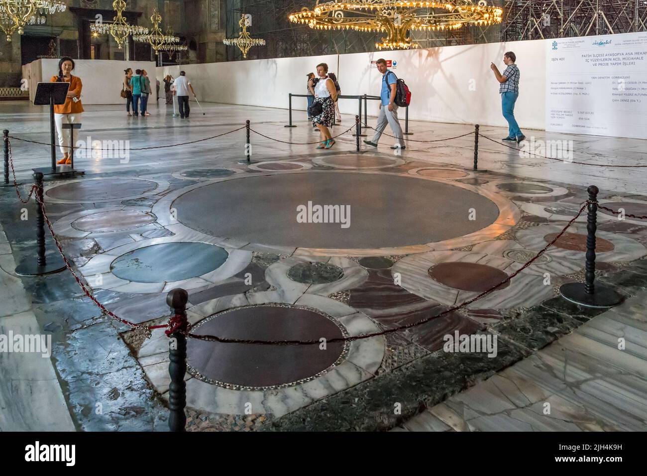 ISTANBUL, TÜRKEI - 11. SEPTEMBER 2017: Hier findet die traditionelle Krönung byzantinischer Kaiser (Ompals) in der Hagia Sophia statt. Stockfoto