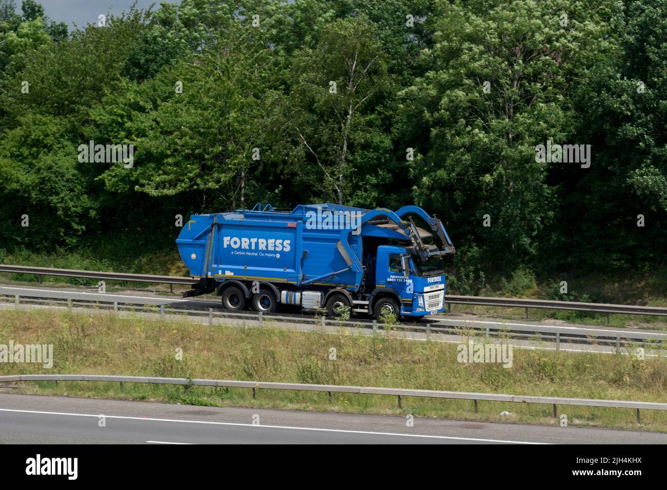 Festungswagen, der die Autobahn M40 an der Anschlussstelle 15, Warwickshire, Großbritannien, verbindet Stockfoto