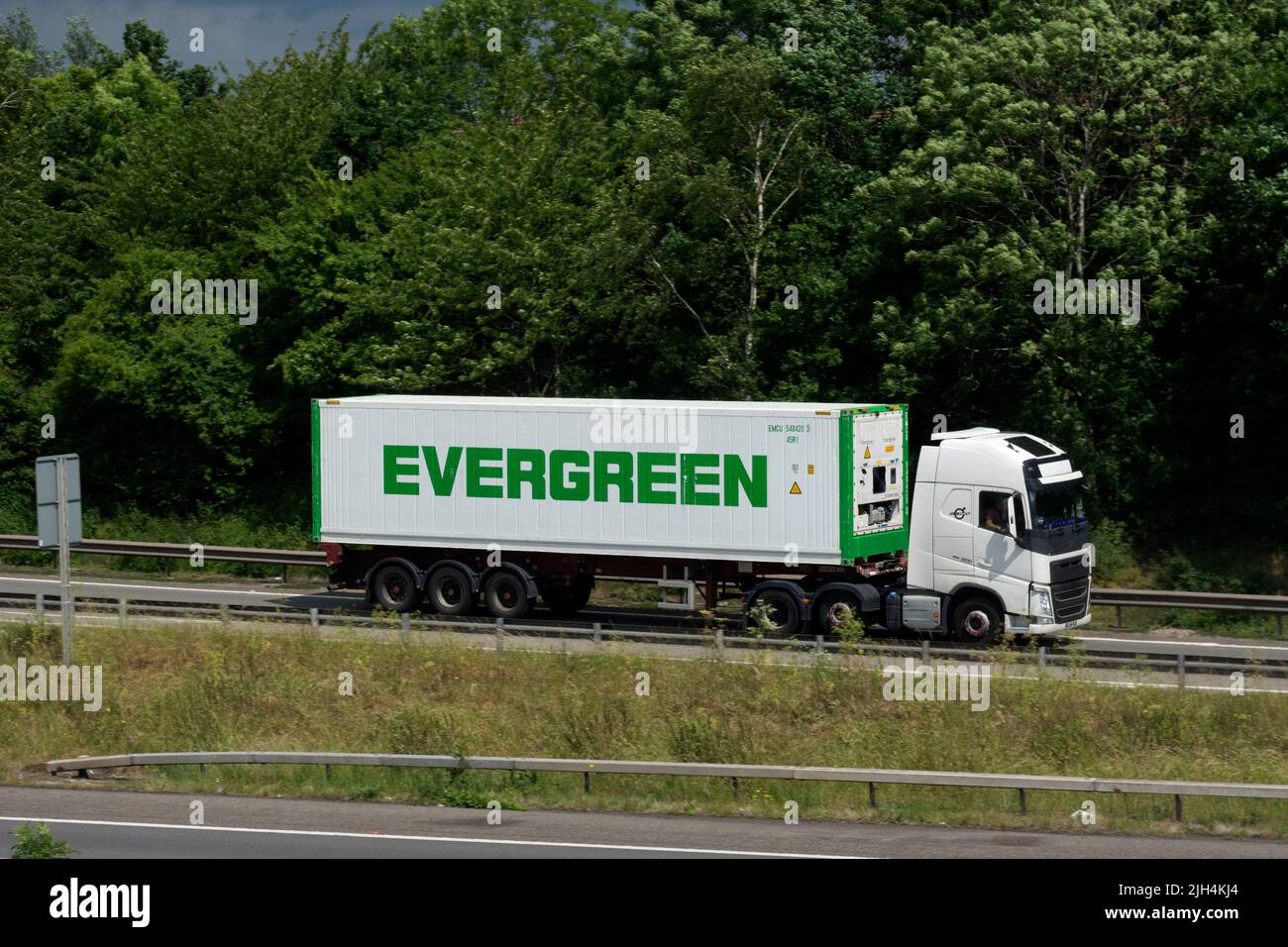 Immergrüner Lastwagen, der die Autobahn M40 an der Anschlussstelle 15, Warwickshire, Großbritannien, verbindet Stockfoto