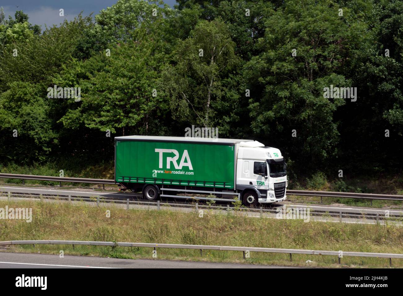 LKW, der die Autobahn M40 an der Anschlussstelle 15, Warwickshire, Großbritannien, verbindet Stockfoto