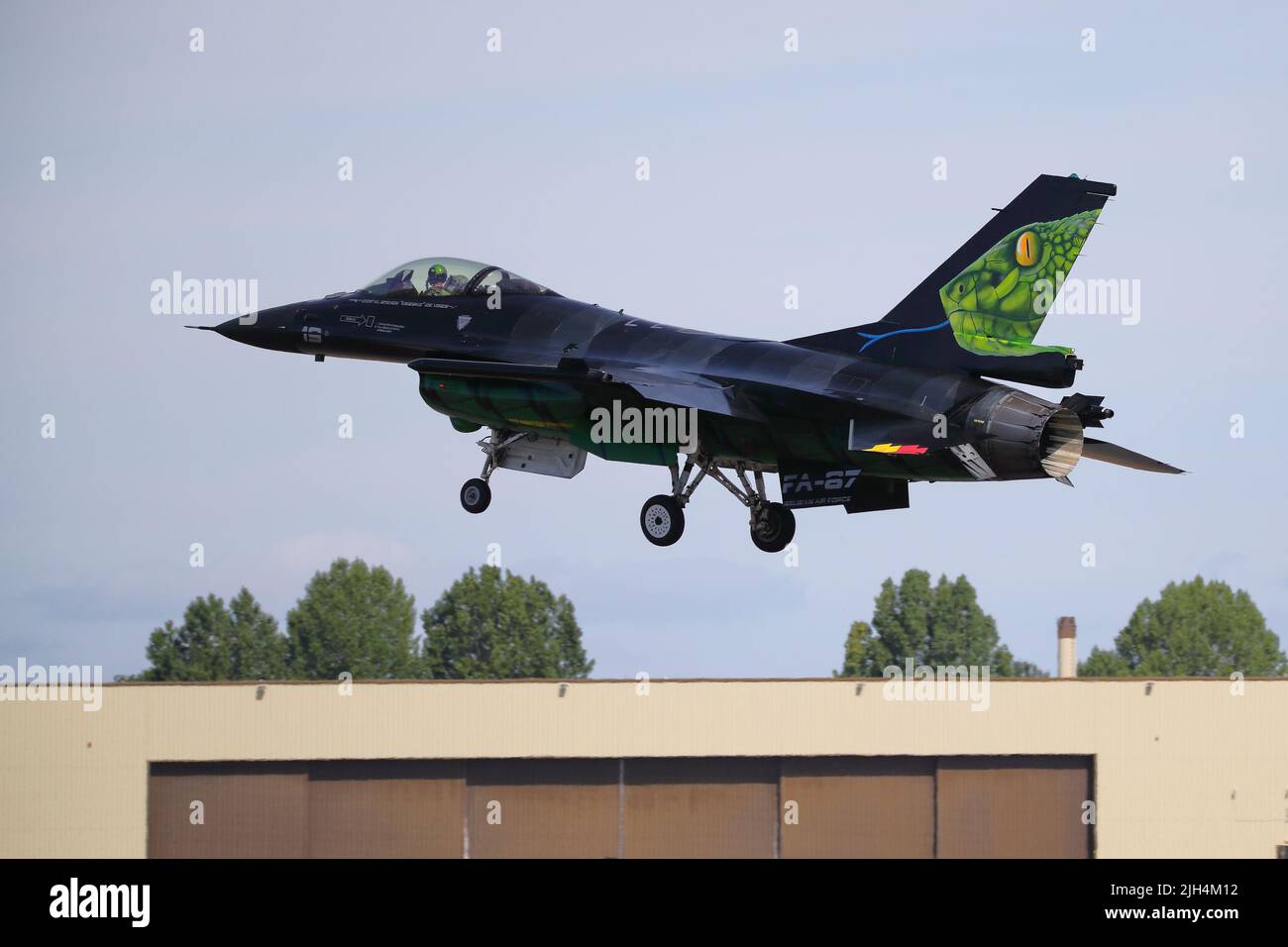 Fairford, Großbritannien, 14.. Juli 2022, Kommt Eine belgische General Dynamics F-16 mit dem Kopf einer Schlange auf der Schwanzflosse zum RIAT Royal International Air Tattoo, das von Freitag, 15.. Bis Sonntag, 17.. Juli stattfindet. Stockfoto