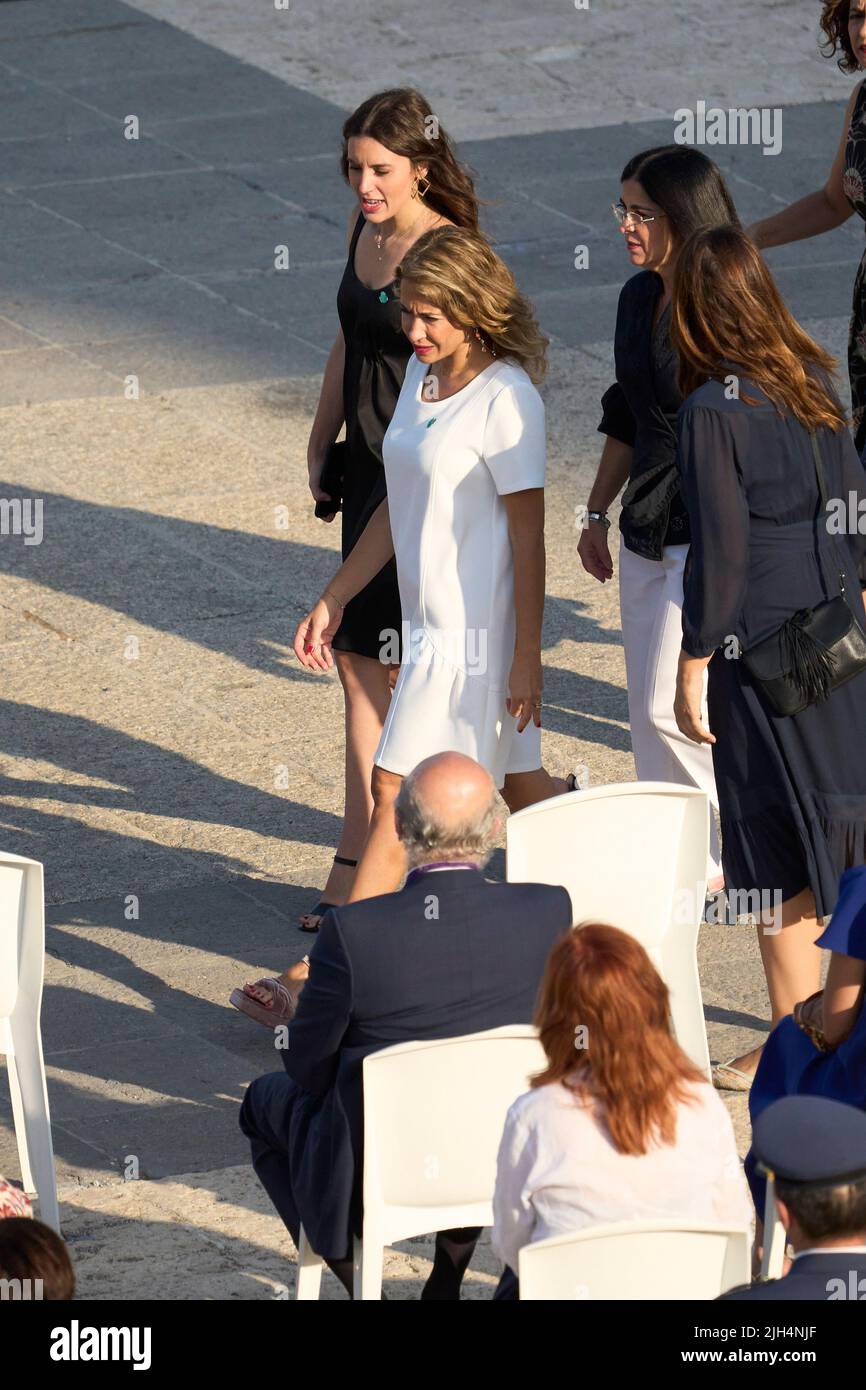 Madrid, Spanien. 15.. Juli 2022. Irene Montero nimmt an der „˜Applaus for Memory“-Aktion Teil, die am 15. Juli 2022 im Königlichen Palast in Madrid, Spanien, zum Gedenken an die Opfer von Covid und zur Anerkennung der sanitären Mitarbeiter stattfand (Bildquelle: © Jack Abuin/ZUMA Press Wire) Bildquelle: ZUMA Press, Inc./Alamy Live News Stockfoto