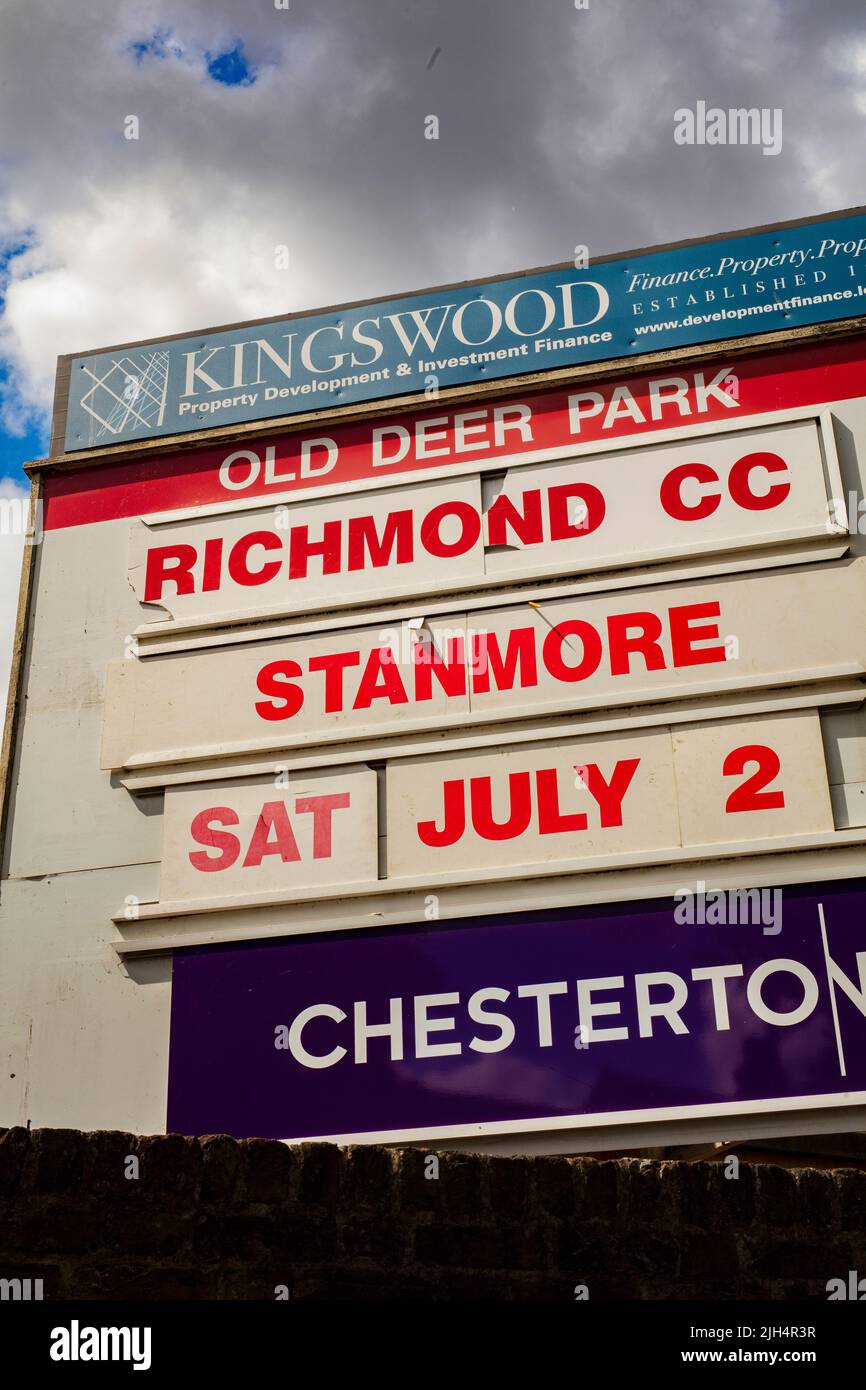 Schilder am Eingang zum Old Deer Park, Richmond, Surrey, Großbritannien, mit Rugby-Einrichtungen Stockfoto