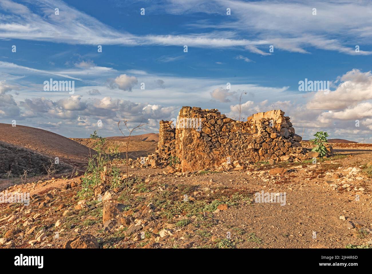 Ruine in karger Wüstenlandschaft, Kanarische Inseln, Fuerteventura Stockfoto