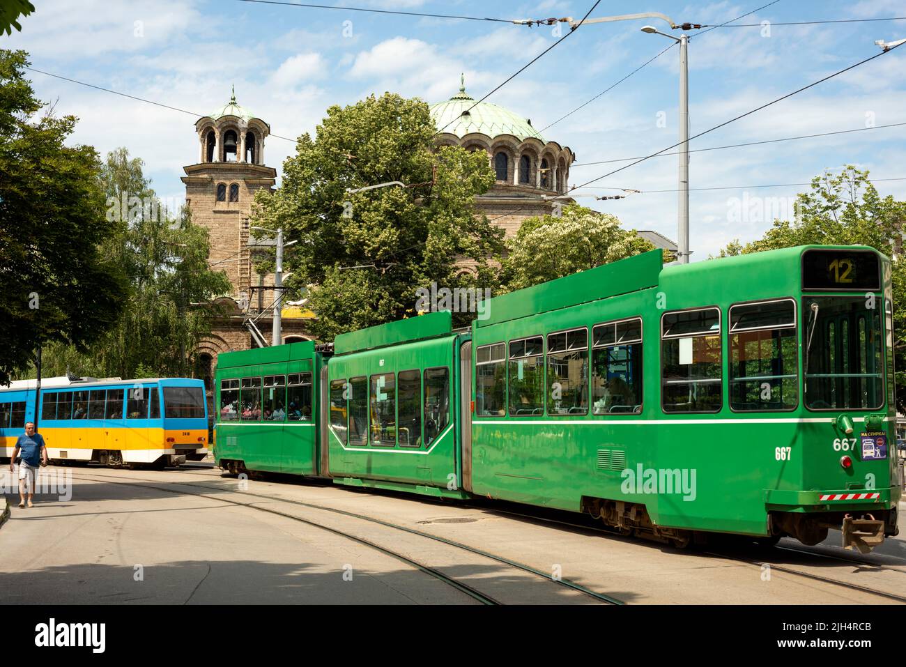 Be 4/6 S Schindler/Siemens oder Schindler Wagon AG Be 4/6 Green Tram oder Green Cucumber and St. Nedelya Church in Downtown Sofia, Bulgarien Stockfoto