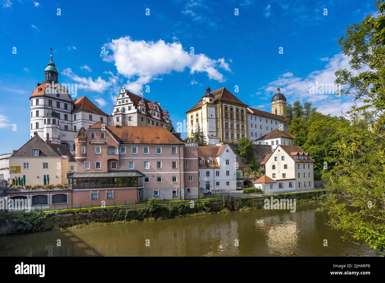 Blick auf das Schloss Neuburg und die Hofkirche von der Leopoldiner Insel, Deutschland, Bayern, Neuburg und der Donau Stockfoto