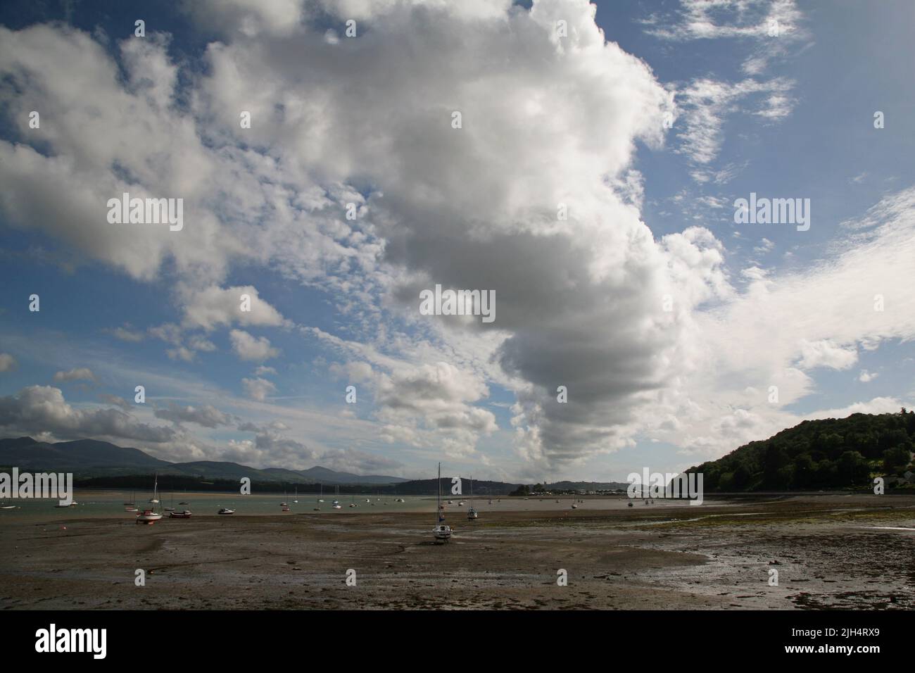 Rollende Wolkenformation über Beaumaris Beach, Anglesey Stockfoto
