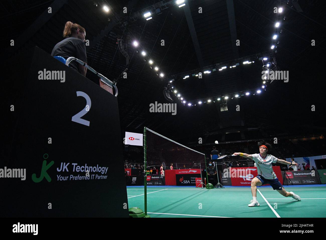 Singapur. 15.. Juli 2022. Wang Zhiyi (R) aus China kehrt am 15. Juli 2022 im Viertelfinale der Frauen gegen Gregoria Mariska Tunjung aus Indonesien beim Badmintonturnier Singapore Open 2022 in Singapur zurück. Quelle: Then Chih Wey/Xinhua/Alamy Live News Stockfoto