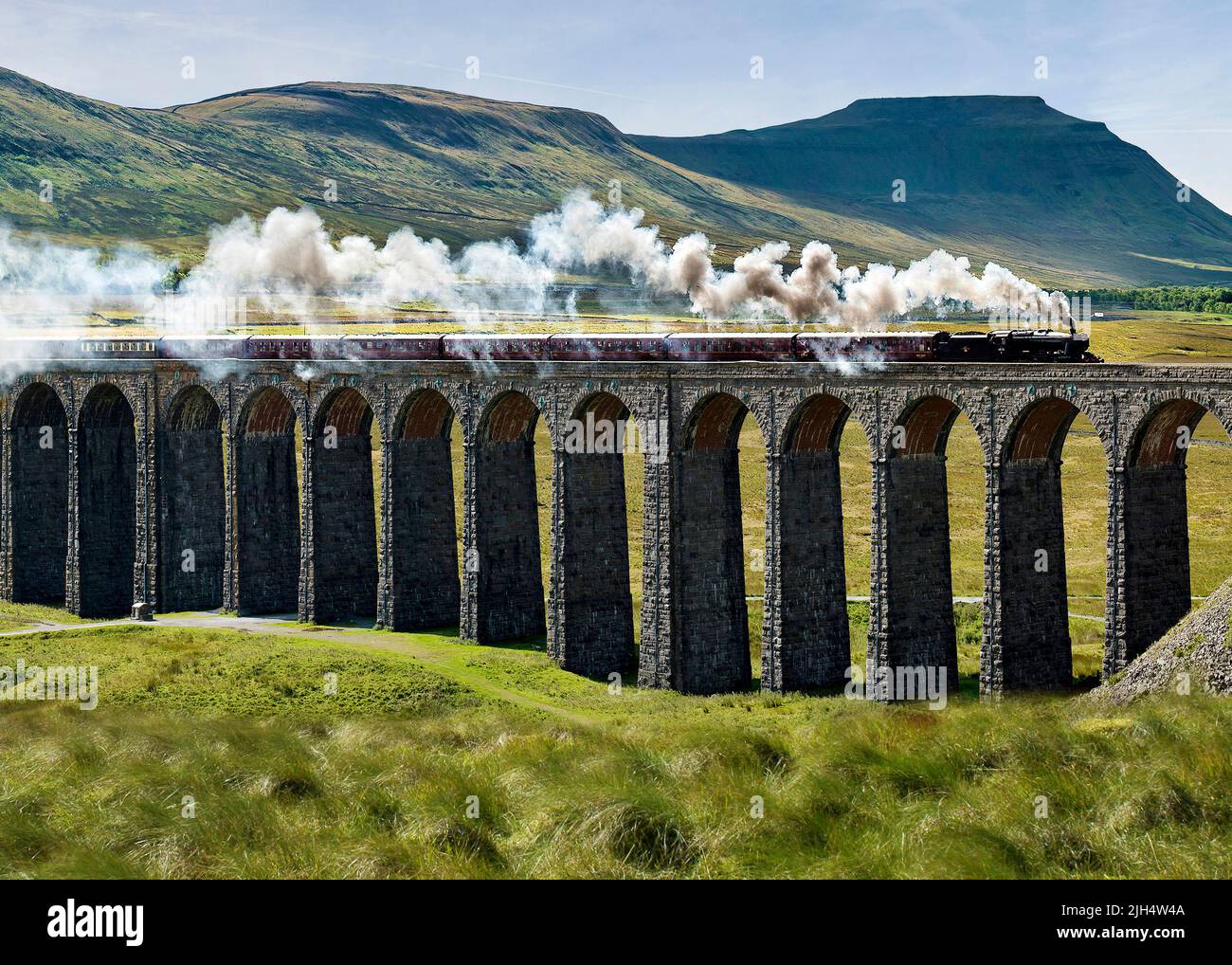 Die ribblehead Viadukt oder Batty Moss Viadukt trägt die Vereinbaren - Carlisle railway über Batty Moss in den Ribble Valley bei Ribblehead, in Nord Yorksh Stockfoto