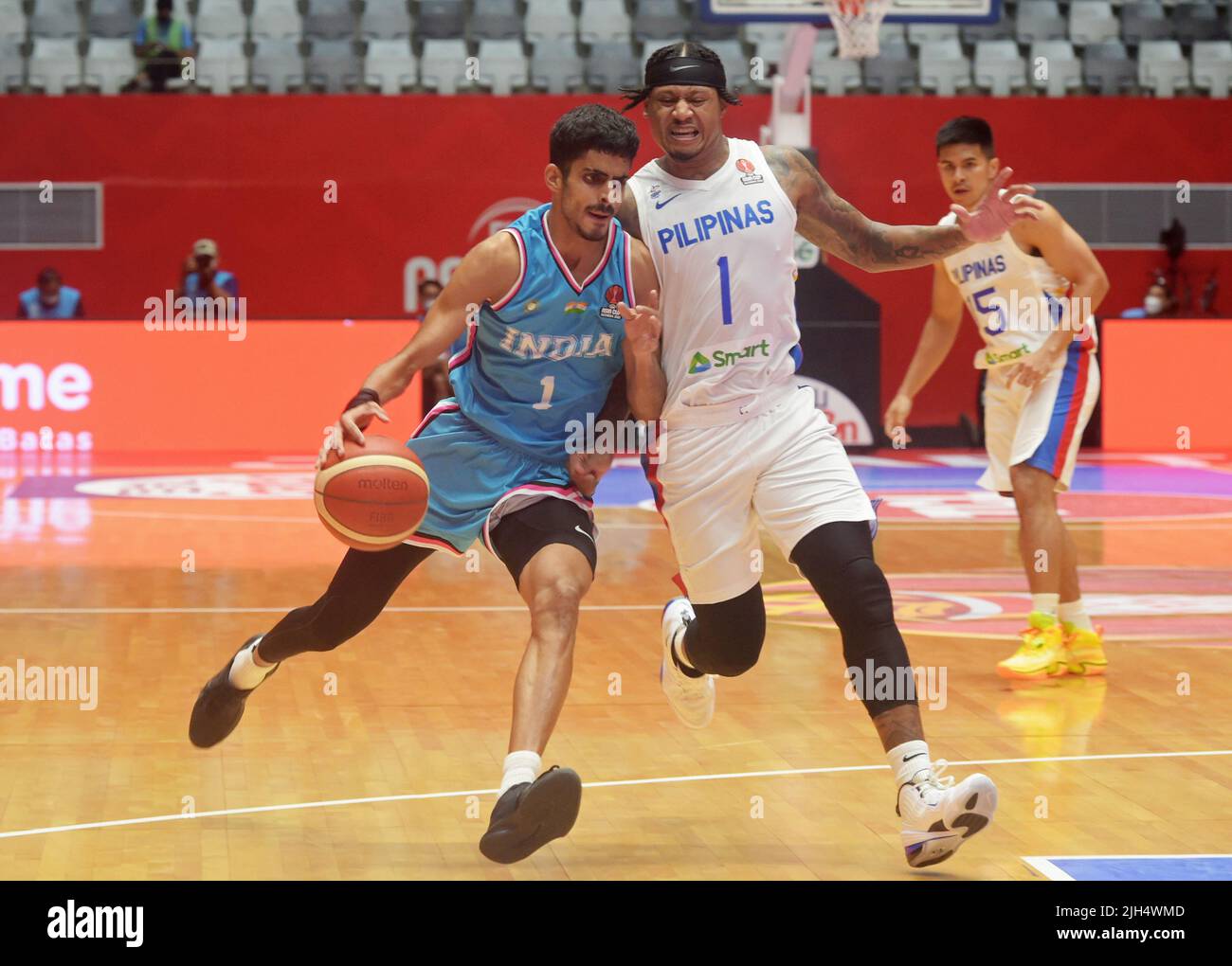 Jakarta, Indonesien. 15.. Juli 2022. Sahaij Pratap Singh Sekhon (L) aus Indien konkurriert mit Bobby Ray Parks aus den Philippinen während ihres Gruppe-D-Spiels des FIBA Asia Cup 2022 in Jakarta, Indonesien, am 15. Juli 2022. Kredit: Zulkarnain/Xinhua/Alamy Live Nachrichten Stockfoto