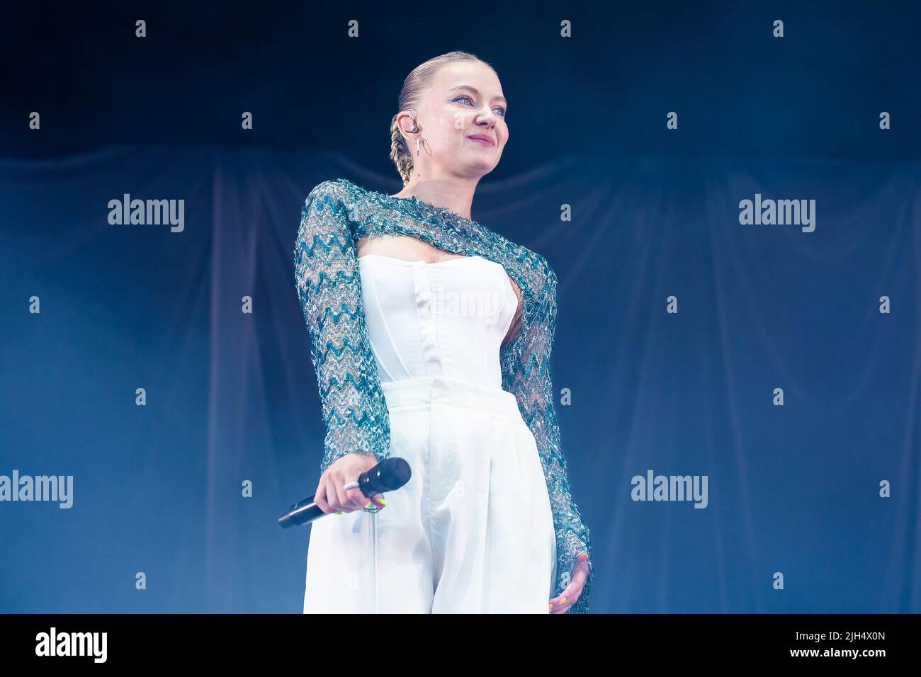 Der norwegische Popstar Aestd S tritt im Juli 2022 zu Hause in Norwegen auf Stockfoto