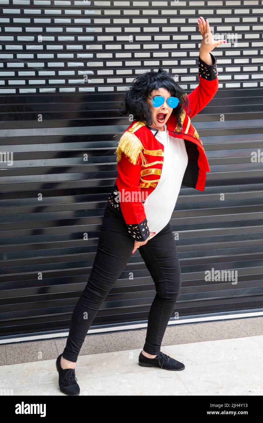 Die alte Dame 70 rockt und stolziert immer noch ihre Sachen in Bournemouth, Dorset UK - gekleidet als Michael Jackson Stockfoto