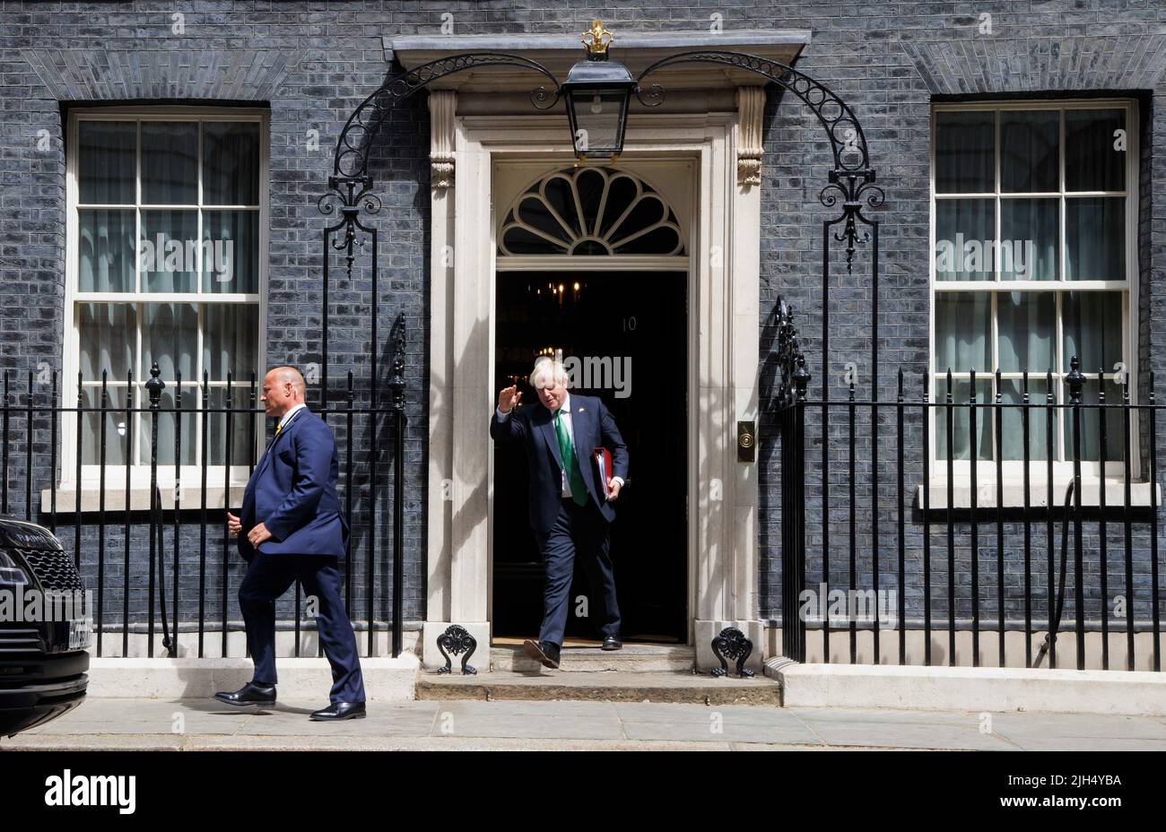 Boris Johnson verlässt die Downing Street 10, um sich für Fragen der Premierminister an das Parlament zu begeben. Er wird Keir Starmer über den Versandkarton gegenüberstehen. Stockfoto