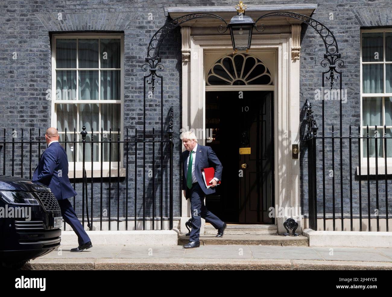 Boris Johnson verlässt die Downing Street 10, um sich für Fragen der Premierminister an das Parlament zu begeben. Er wird Keir Starmer über den Versandkarton gegenüberstehen. Stockfoto