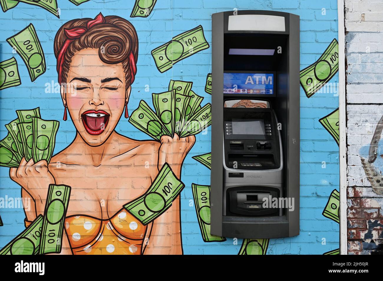 Geldautomat im Cherokee Lemp Historic District neben Wandbild, St. Louis, Missouri, Vereinigte Staaten von Amerika Stockfoto