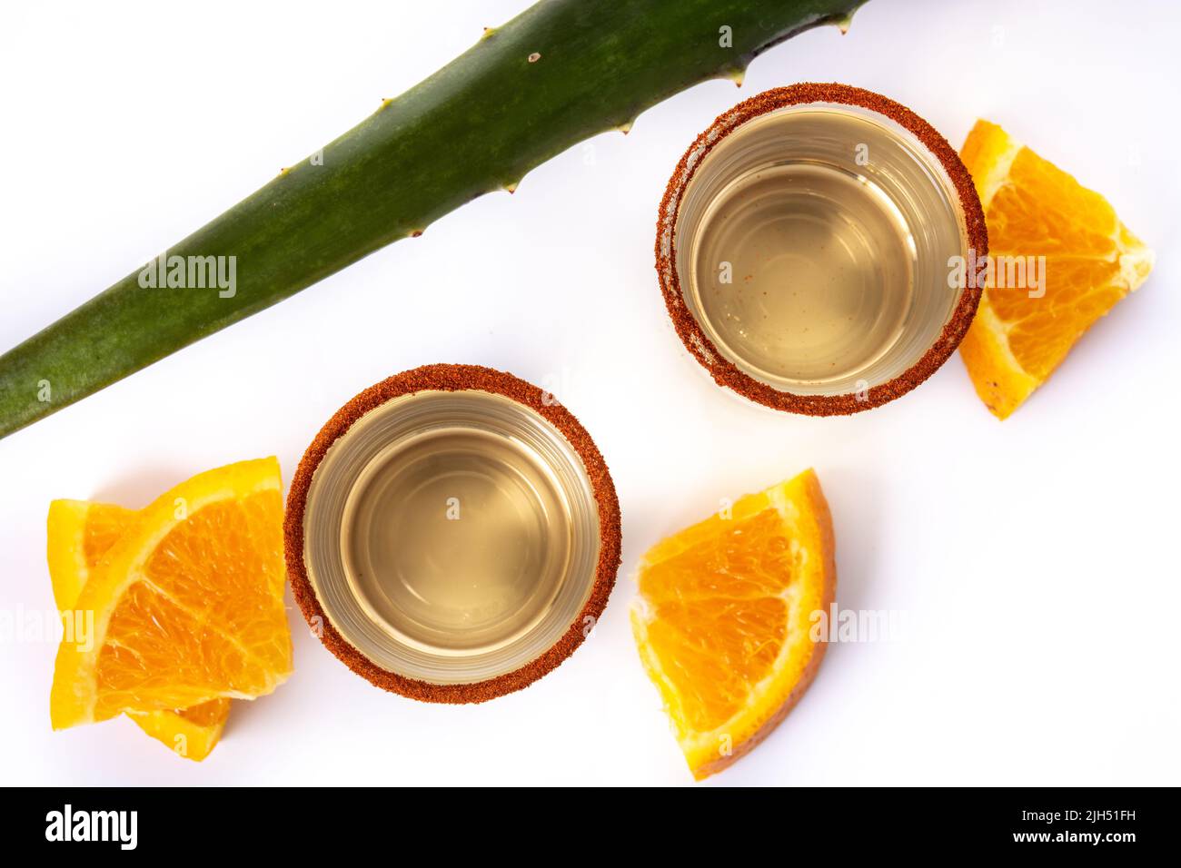 Mezcal Mexikanisches Getränk mit Wurmsalz isoliert auf weißem Hintergrund Stockfoto