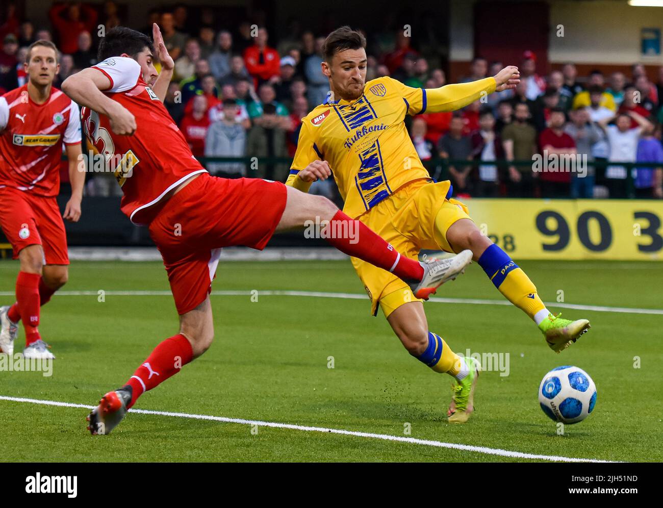 Kris Lowe in Aktion – Cliftonville vs DAC 1904 – UEFA Europa Conference League Stockfoto