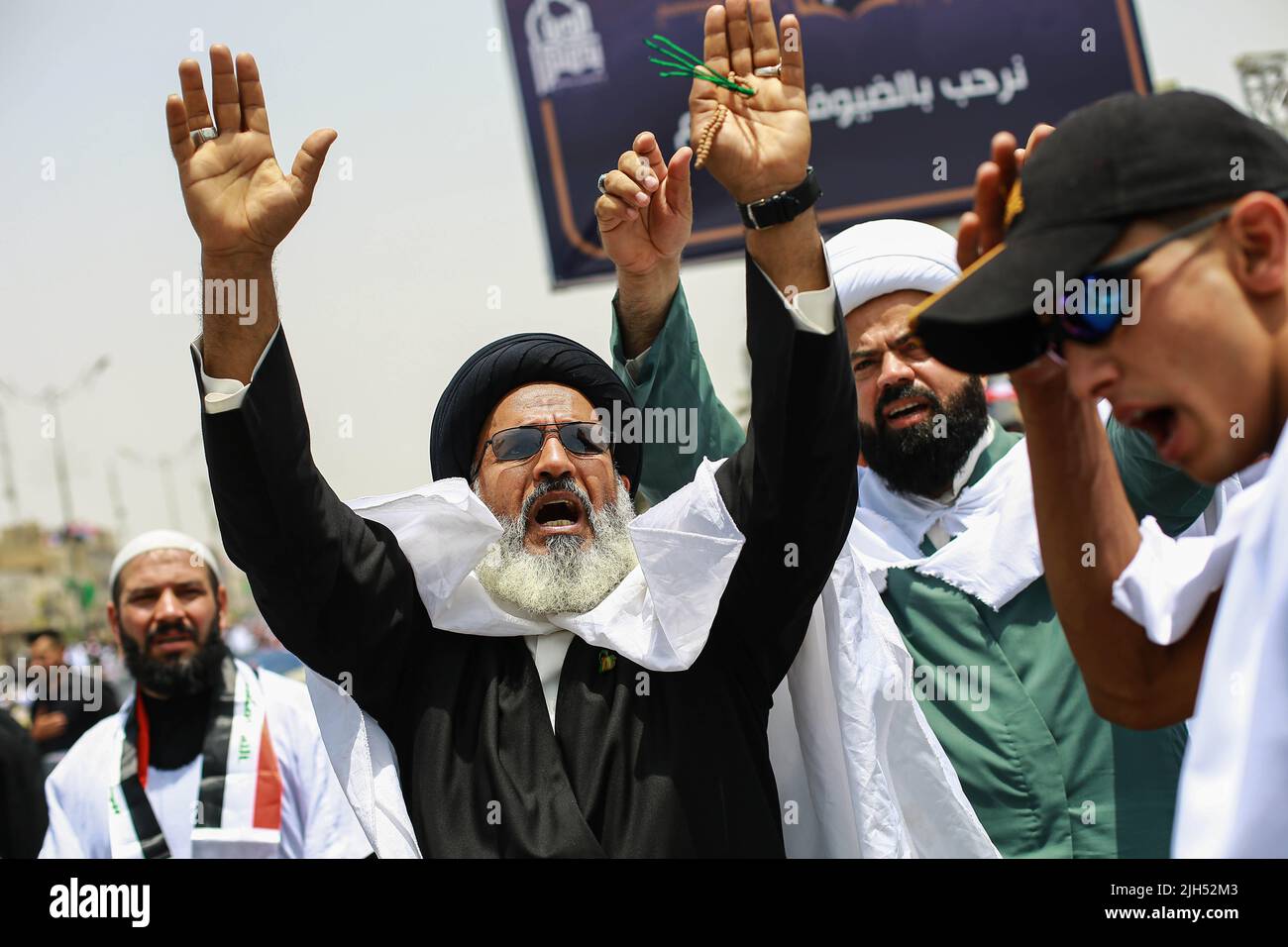 Bagdad, Irak. 15.. Juli 2022. Ein Anhänger des irakischen schiitischen Geistlichen Muqtada al-Sadr, Anführer der Sadristbewegung, ruft während einer Versammlung auf den Straßen Slogans aus, um das wöchentliche muslimische Freitagsgebet auf den Ruf ihres Führers zu verrichten. Quelle: Ameer Al-Mohammedawi/dpa/Alamy Live News Stockfoto