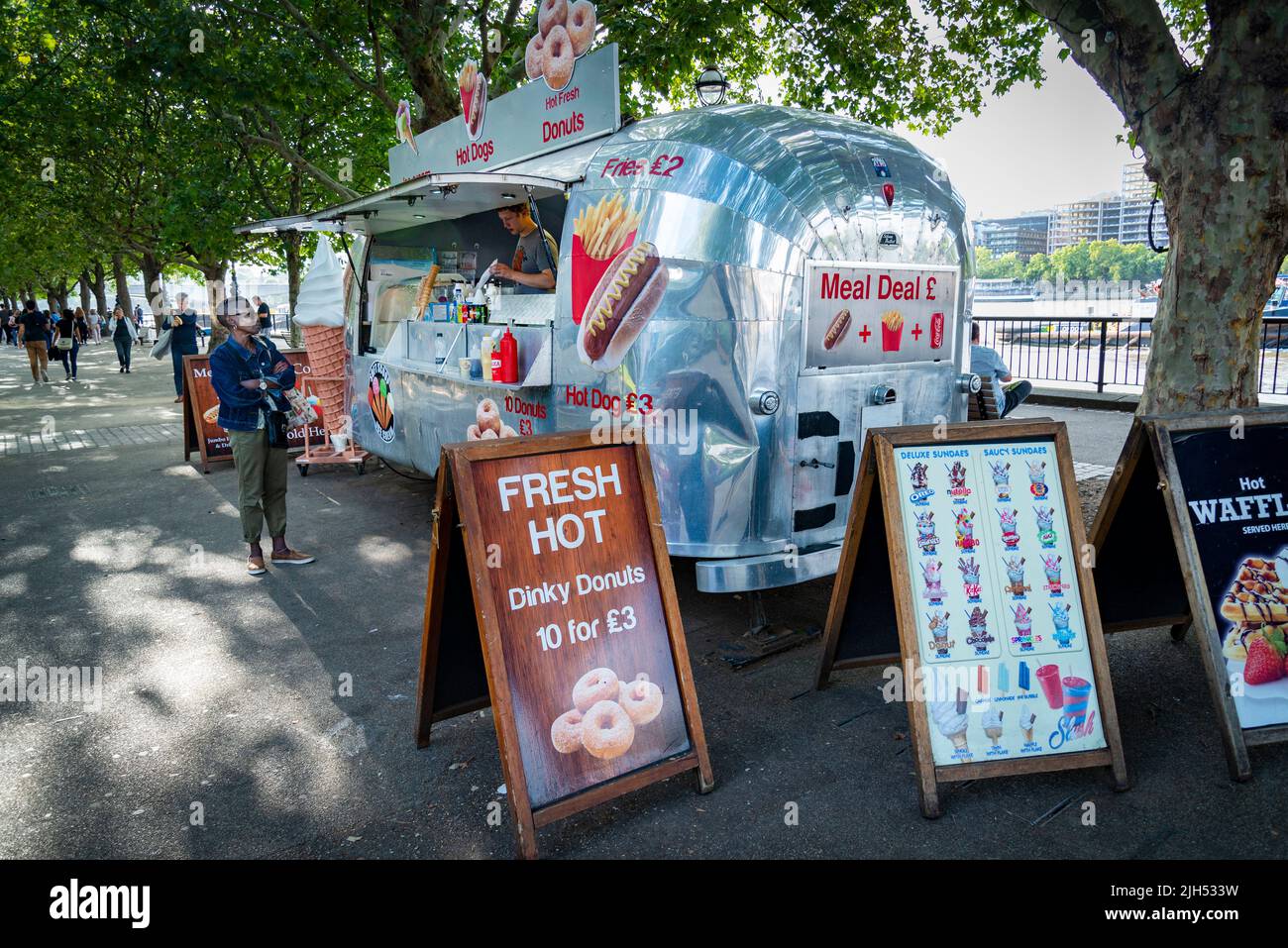 London, England, UK-Juli 21 2019: Provisorische Restaurants, spezialisiert auf leckere Gerichte aus der ganzen Welt, bieten leckere Snacks und Snacks an, um an der Passing Tour vorbei zu kommen Stockfoto