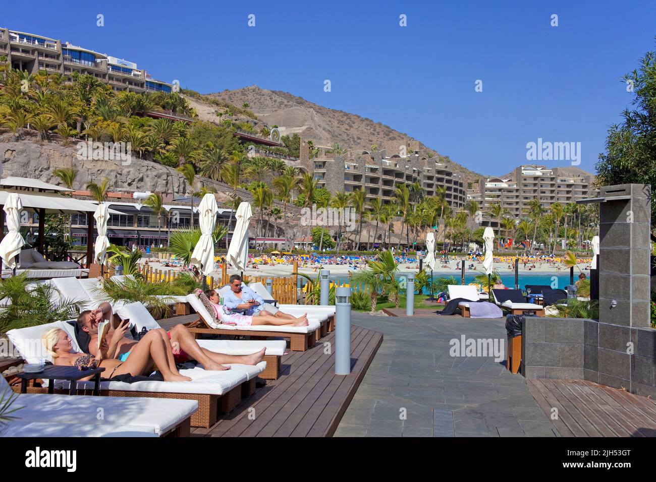 Urlauber auf Luxusliegen im Marina, Club Anfi del Mar, Arguineguin, Grand Canary, Kanarische Inseln, Spanien, Europa Stockfoto