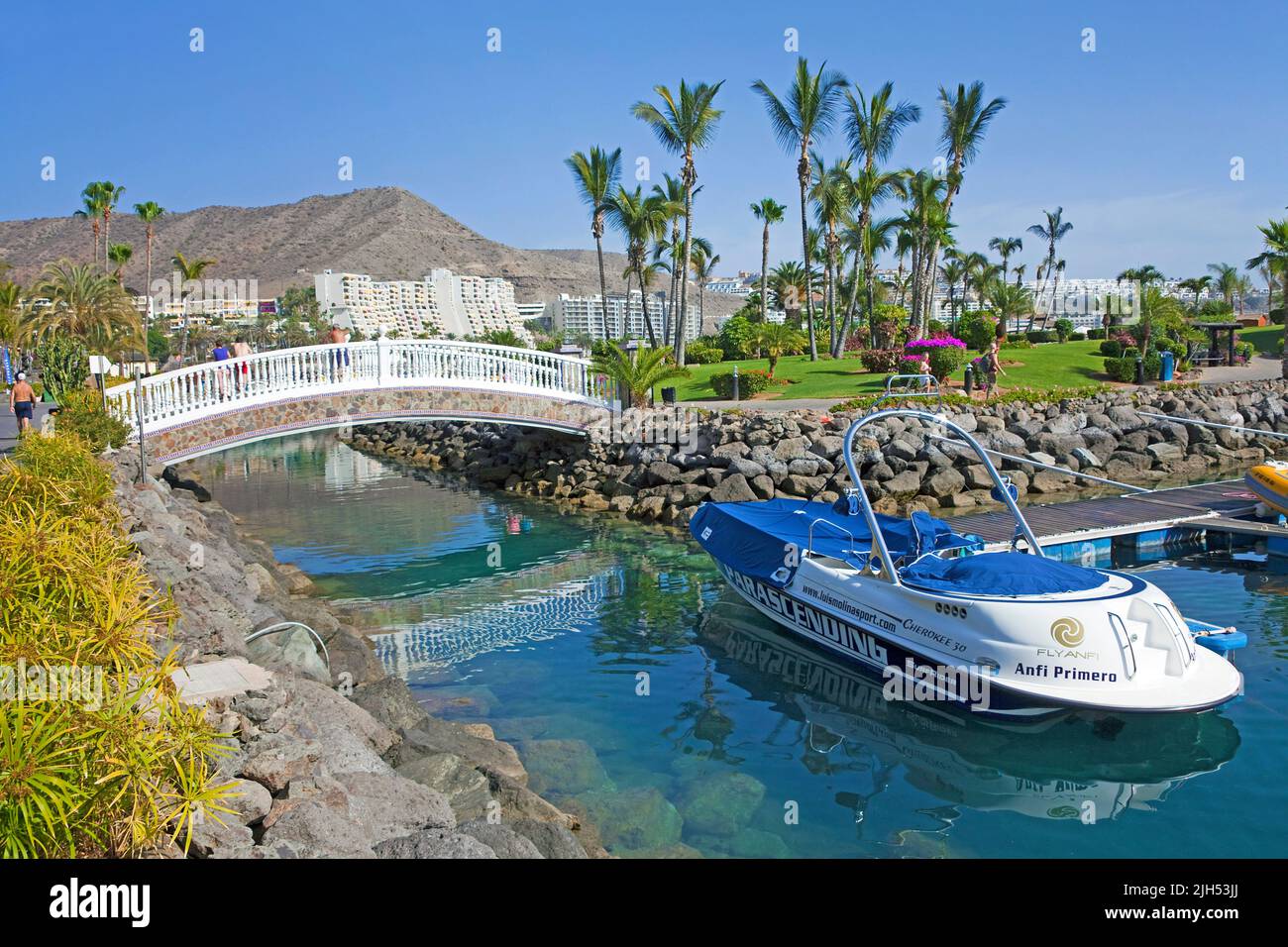Brücke über einen künstlichen Kanal bei Playa de la Verga, Anfi del Mar, Arguineguin, Grand Canary, Kanarische Inseln, Spanien, Europa Stockfoto