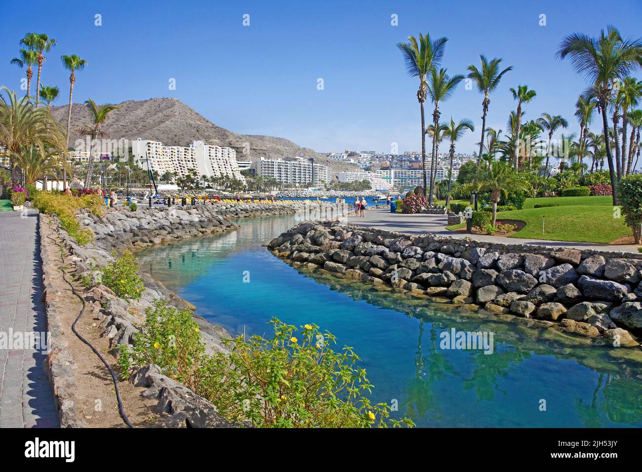 Künstlerlicher Kanal an der Playa de la Verga, Anfi del Mar , Arguineguin, Gran Canaria, Kanarische Inseln, Spanien, Europa | Künstlicher Kanal bei Play Stockfoto