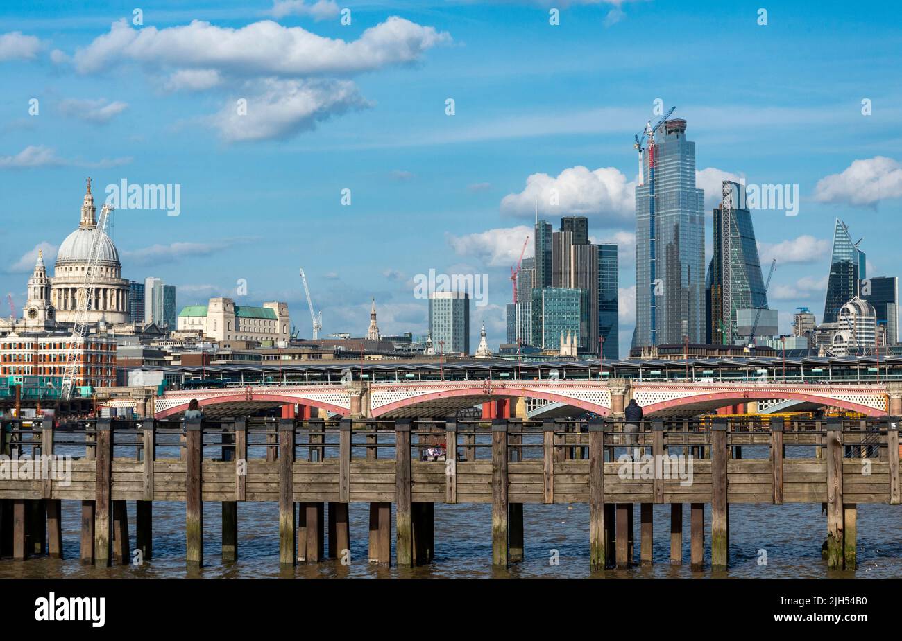 Blackfriars Brücke über die Themse in der Mitte der Distanz an einem hellen Sommernachmittag, mit St. Pauls Kathedrale und anderen ikonischen Stadtgebäuden, ag Stockfoto
