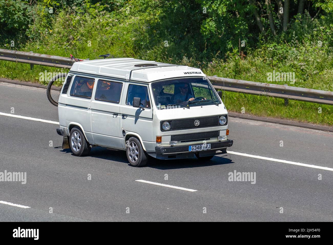 1989 80s 80er Jahre weißer VW Volkswagen Transporter Westfalia 1896cc Diesel Wohnmobil; unterwegs auf der M6 Motorway, Manchester, UK Stockfoto