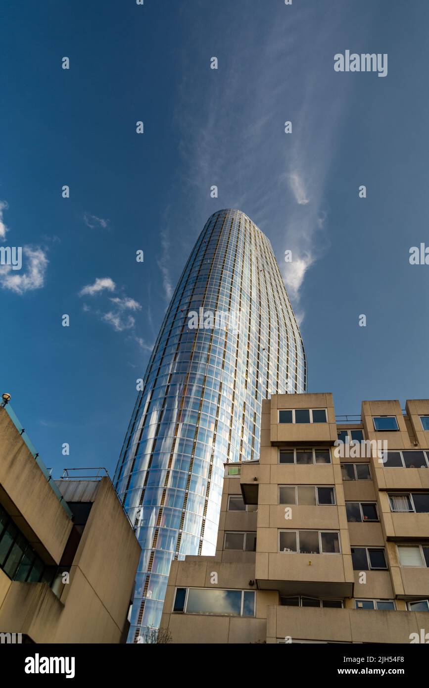 An einem heißen Sommertag zeigt die hohe, moderne, glasüberzogene Struktur in den blauen Himmel über der 1951 erbauten Betonstruktur und zeigt Archi Stockfoto