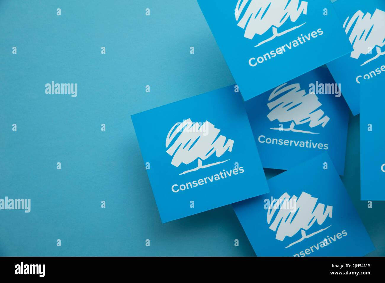 LONDON, Großbritannien - Juli 2022: Konservatives Logo der britischen politischen Partei vor blauem Hintergrund Stockfoto