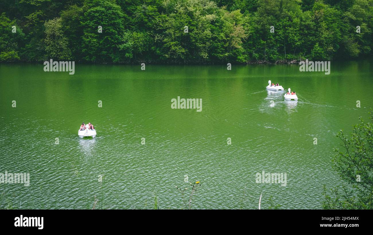 Sera See, eine halbe Stunde von Trabzon im Schwarzen Meer entfernt.Menschen fahren auf dem großen grünen See. Stockfoto