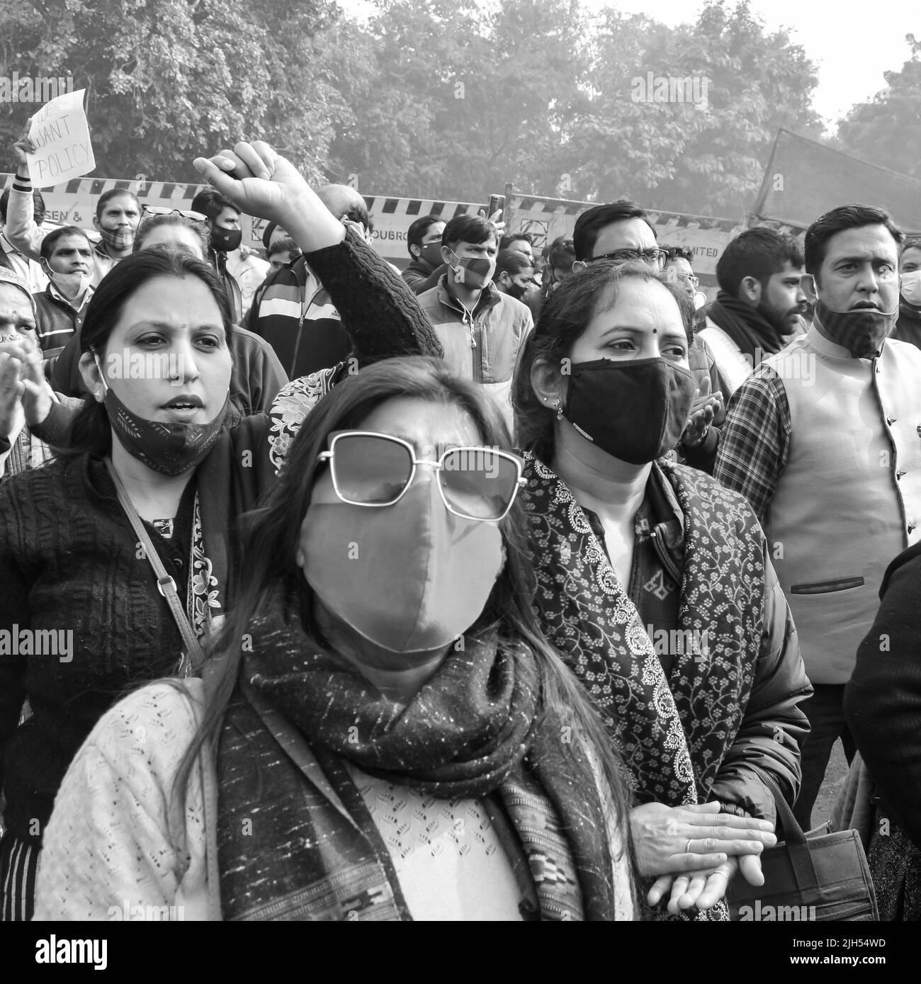 Delhi, Indien Dezember 25 2021 : Delhi Vertragsgastlehrer mit Plakaten, Fahnen und Graffiti protestiert gegen Delhi AAP Regierung für die Herstellung Stockfoto