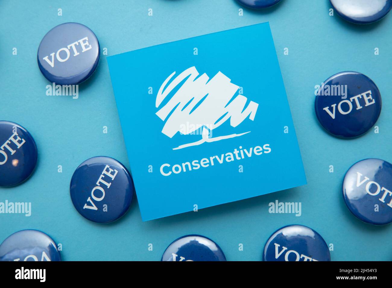LONDON, Großbritannien - Juli 2022: Konservatives Logo der britischen politischen Partei mit blauen Stimmenabzeichen Stockfoto