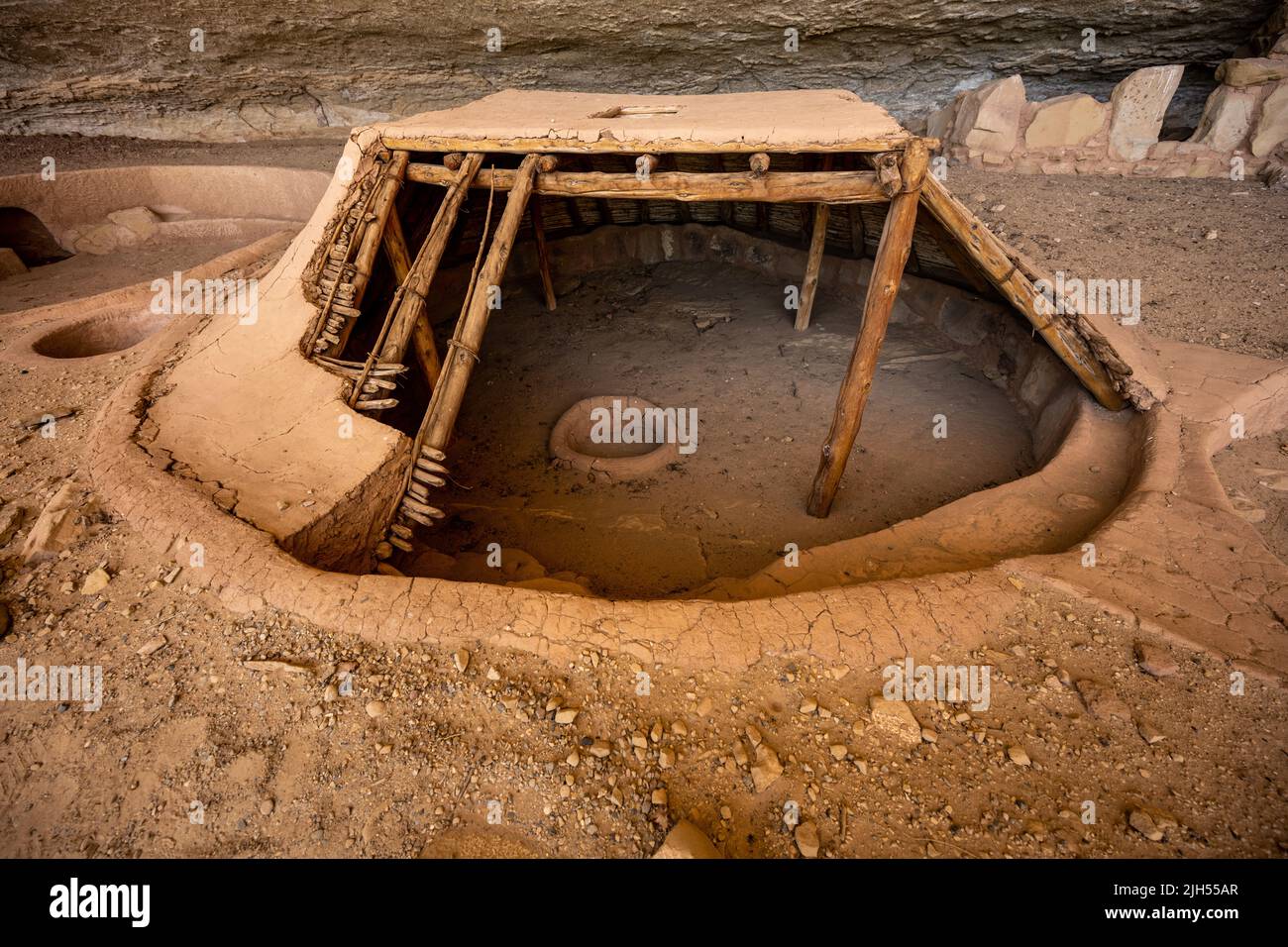 Kiva-Dach rekonstruiert mit Holz- und Schotterdecke im Mesa Verde National Park Stockfoto