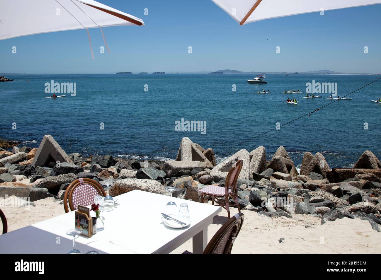 Grand Beach Cafe mit Blick auf die Waterfront, Kapstadt - Südafrika Stockfoto