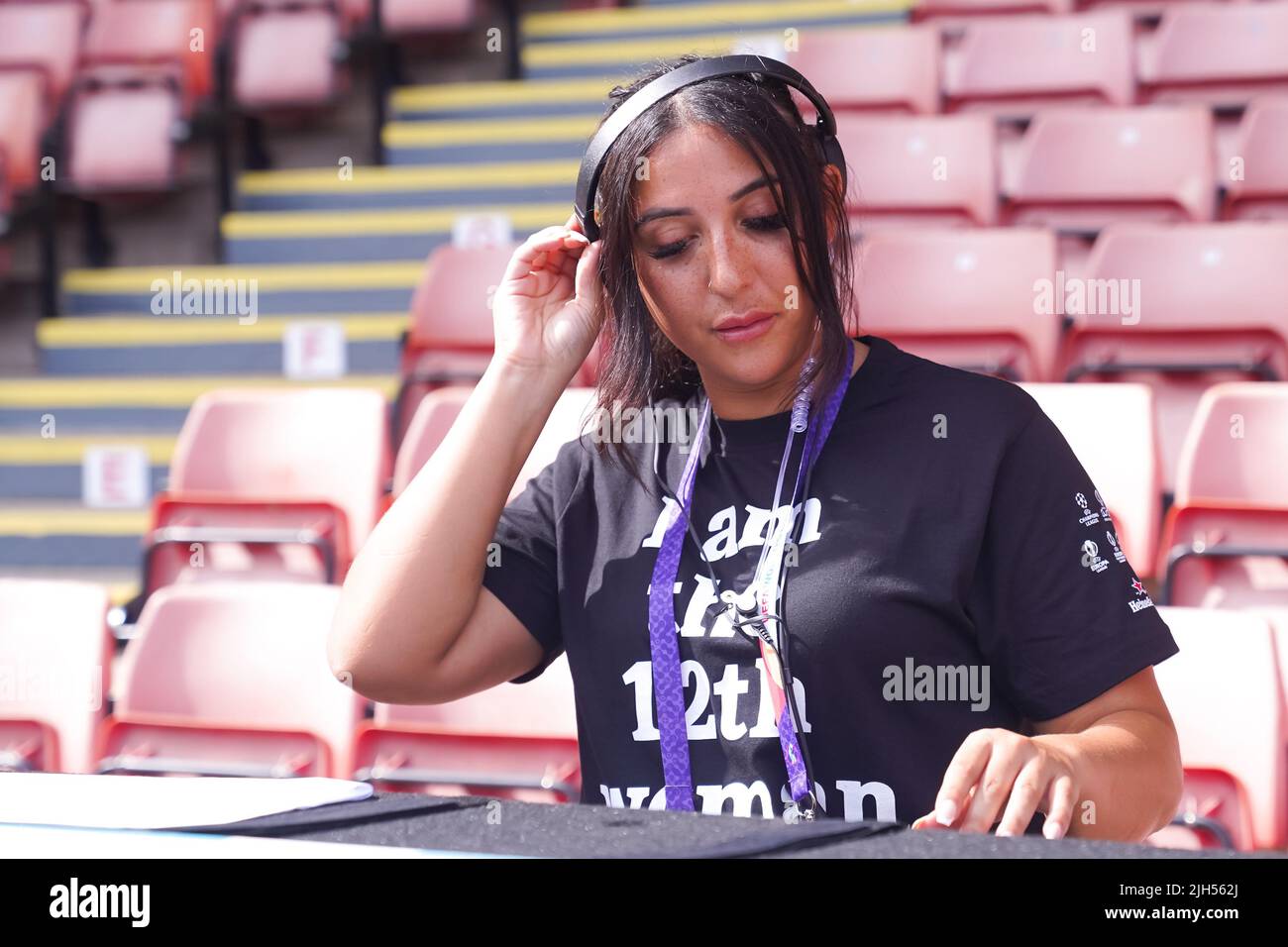 Sheffield, Großbritannien. 13.. Juli 2022. Sheffield, England, Juli 13. 2022: Janelle Ciara dj während des UEFA Womens Euro 2022 Gruppe C Fußballspiels zwischen Schweden und der Schweiz in der Bramall Lane in Sheffield, England. (Daniela Porcelli /SPP) Quelle: SPP Sport Press Foto. /Alamy Live News Stockfoto