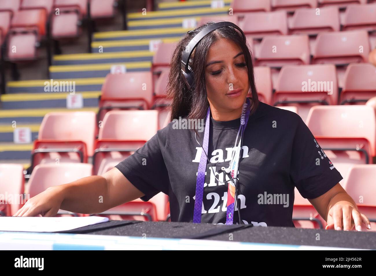 Sheffield, Großbritannien. 13.. Juli 2022. Sheffield, England, Juli 13. 2022: Janelle Ciara dj während des UEFA Womens Euro 2022 Gruppe C Fußballspiels zwischen Schweden und der Schweiz in der Bramall Lane in Sheffield, England. (Daniela Porcelli /SPP) Quelle: SPP Sport Press Foto. /Alamy Live News Stockfoto