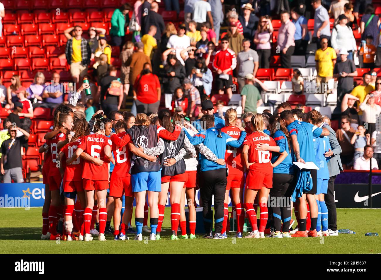 Sheffield, Großbritannien. 13.. Juli 2022. Sheffield, England, 13. 2022. Juli: Die Schweizer Mannschaft wackelt während des UEFA Womens Euro 2022 Gruppe-C-Fußballspiels zwischen Schweden und der Schweiz in der Bramall Lane in Sheffield, England. (Daniela Porcelli /SPP) Quelle: SPP Sport Press Foto. /Alamy Live News Stockfoto